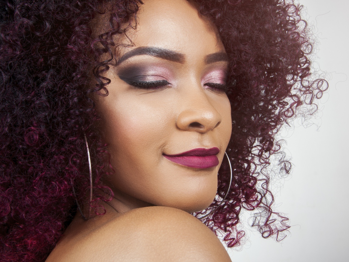 Красивая темнокожая девушка с закрытыми глазами