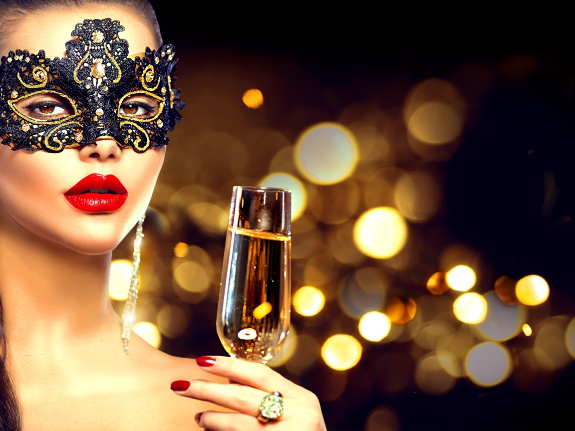 Красивая девушка в черной маске с бокалом шампанского