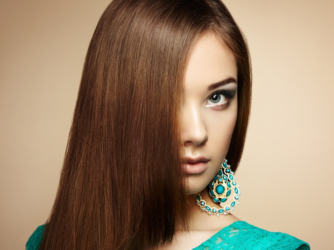 Красивая девушка в голубом платье с сережками в ушах