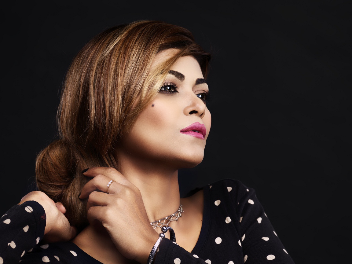 Красивая девушка в платье в горох на черном фоне