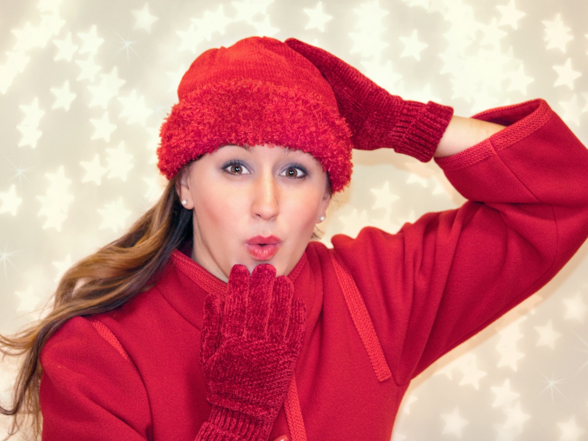 Красивая девушка в красном шлет воздушный поцелуй