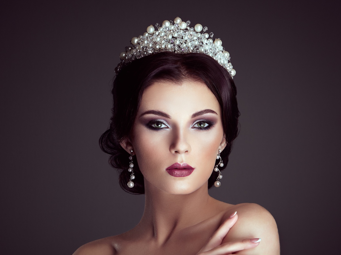 Красивая девушка модель в короне 