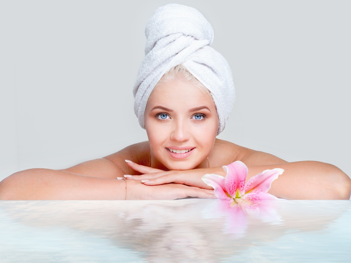 Красивая девушка с голубыми глазами после SPA процедур