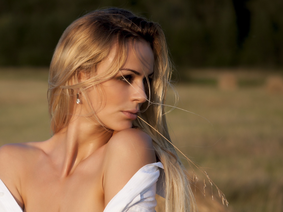 Красивая длинноволосая блондинка в белой рубашке 