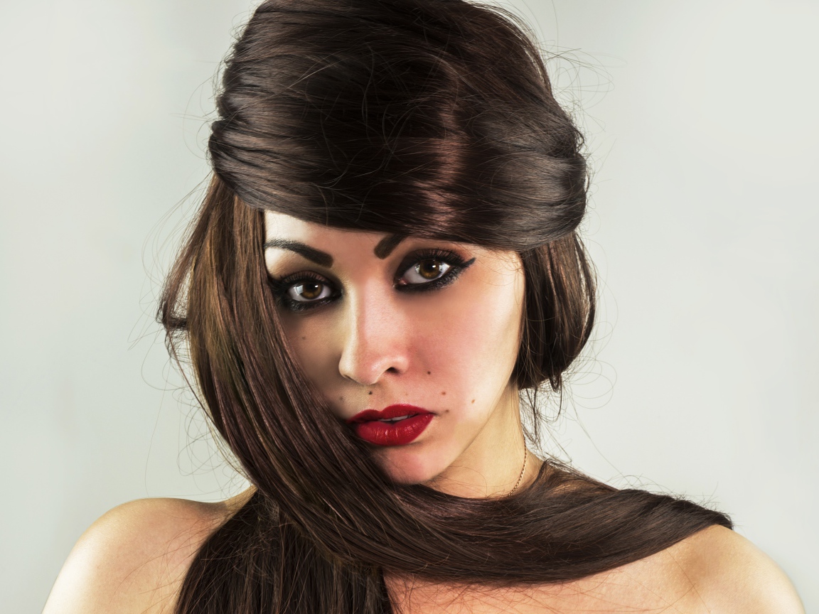 Красивые длинные волосы у девушки с накрашенным лицом