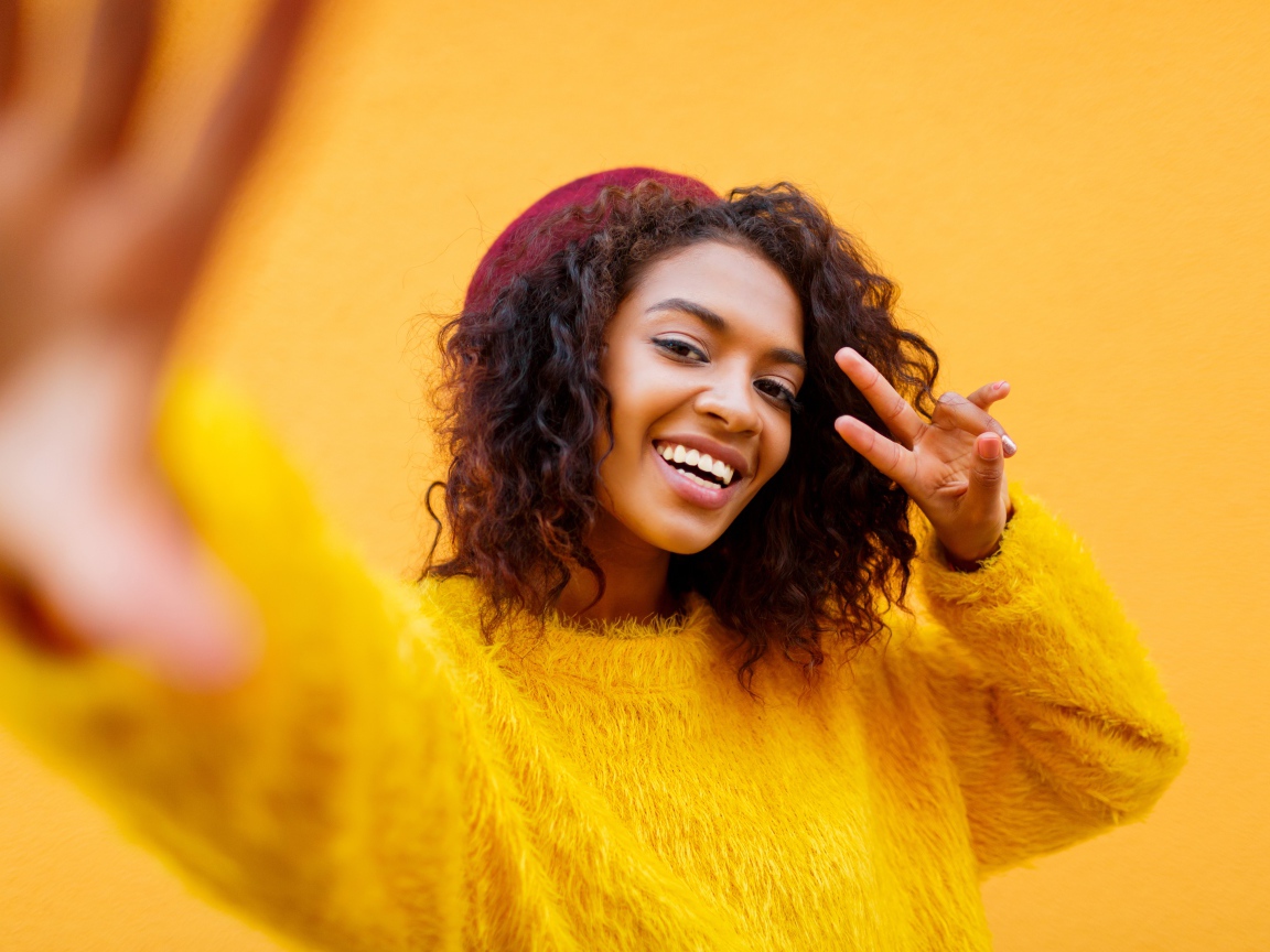 Красивая девушка мулатка в желтом свитере 