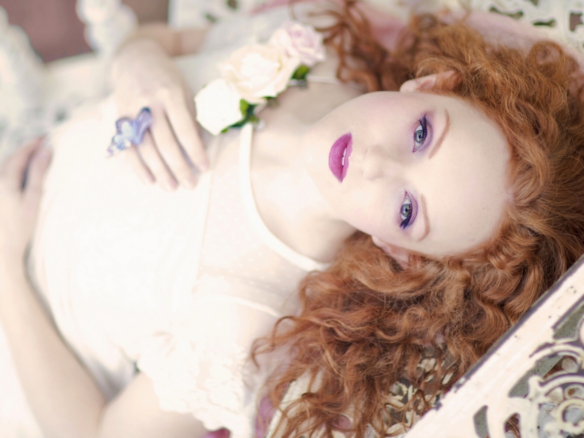 Красивая рыжеволосая девушка невеста 