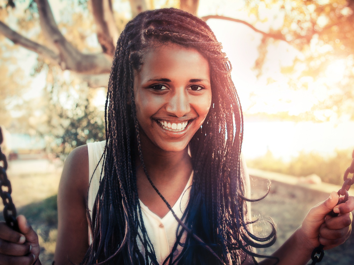 Красивая улыбающаяся девушка с косичками