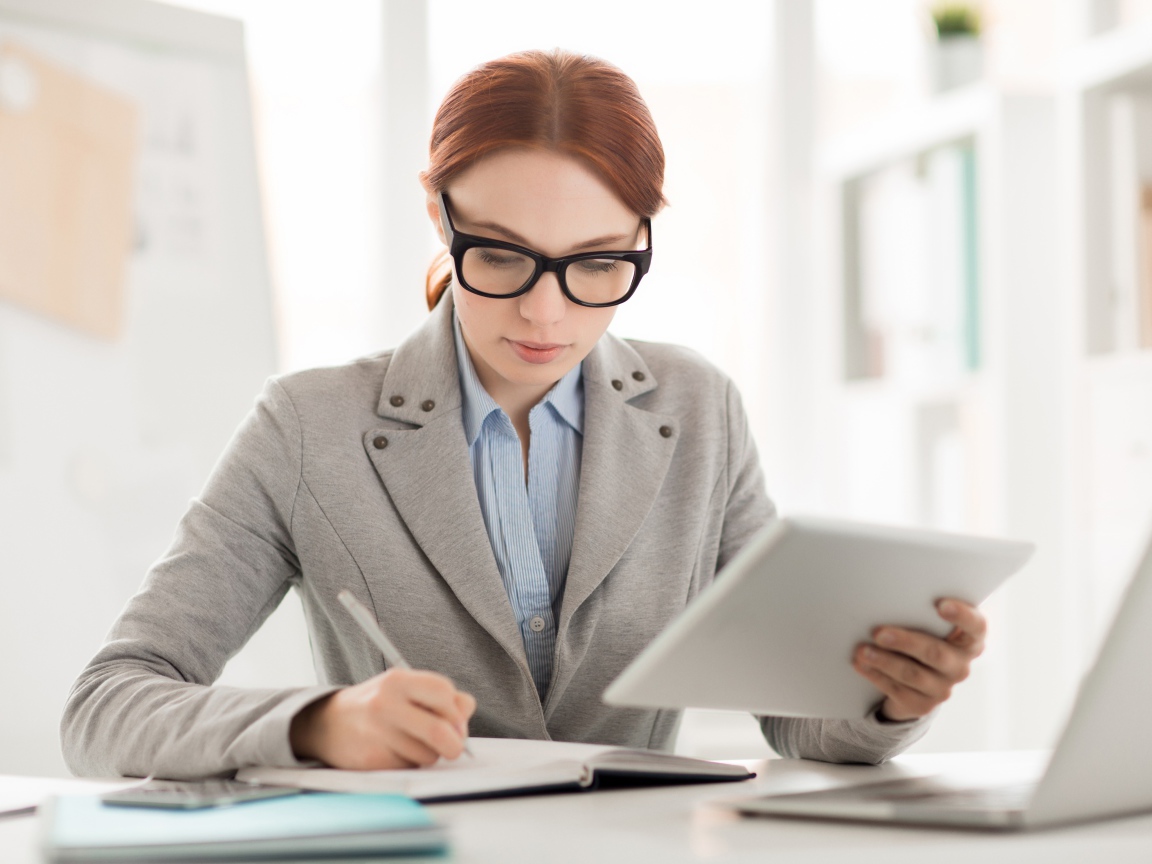 Деловая женщина в костюме за столом 