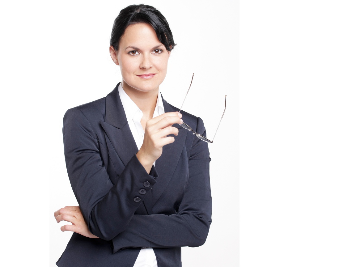 Деловая женщина в костюме с очками в руке