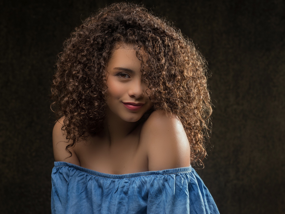 Милая кудрявая девушка в платье