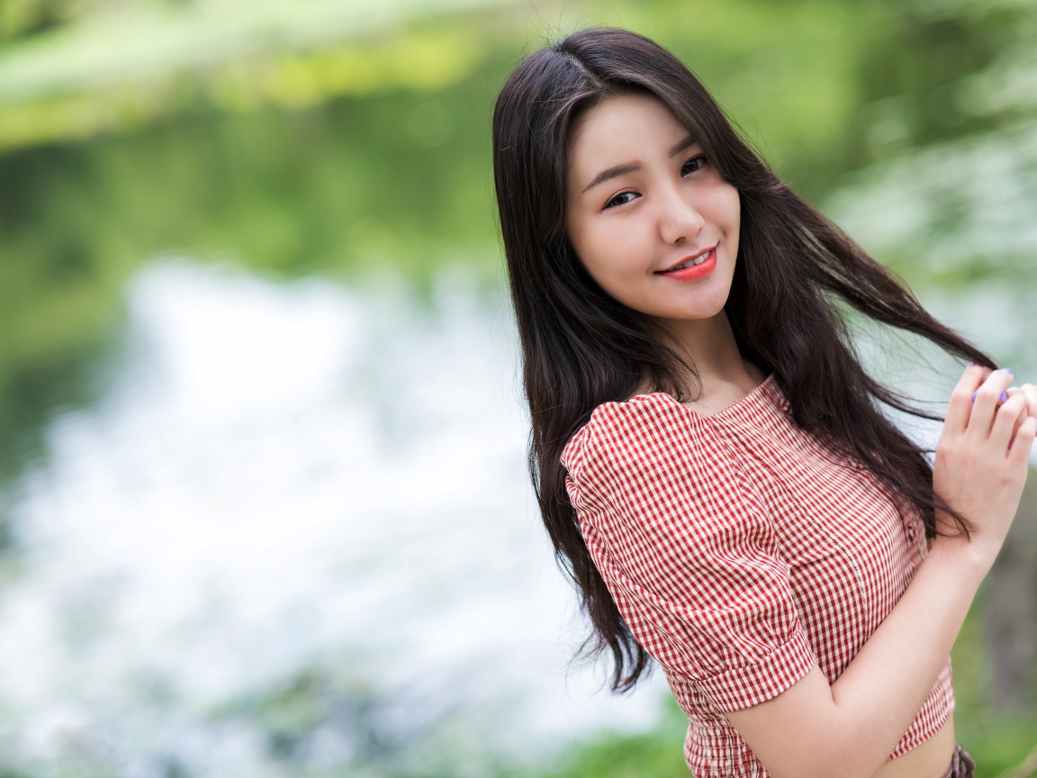 Милая улыбка молодой длинноволосой азиатки