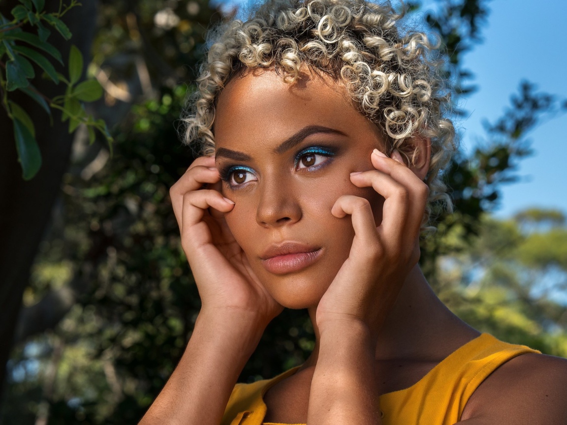 Темнокожая девушка с кудрявыми волосами