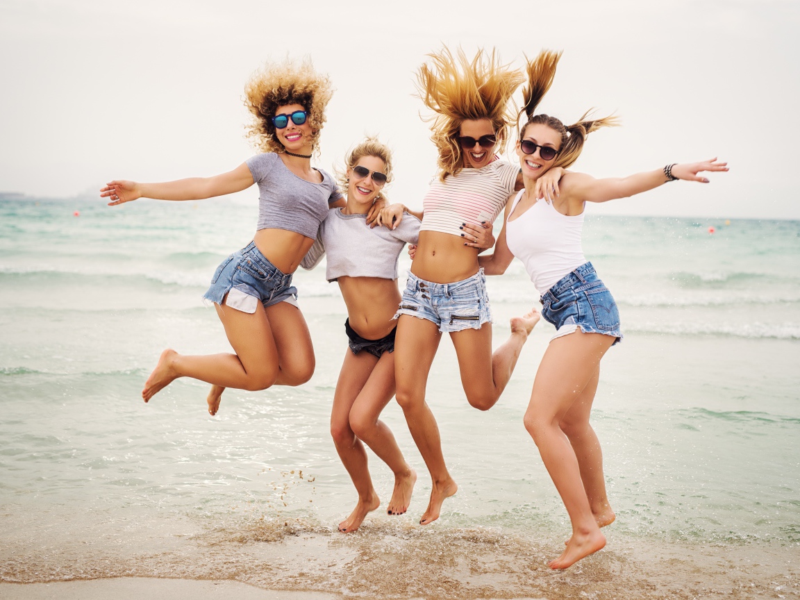 Четыре веселые девушки на берегу моря