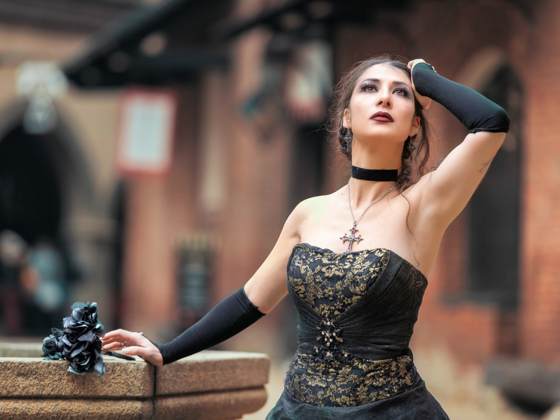 Девушка в черном готическом платье с букетом черных роз 