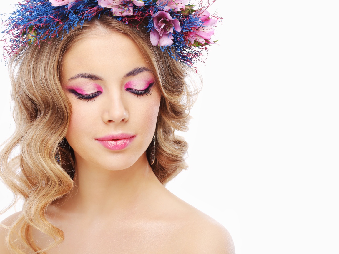 Девушка модель с закрытыми глазами с розовым макияжем на белом фоне