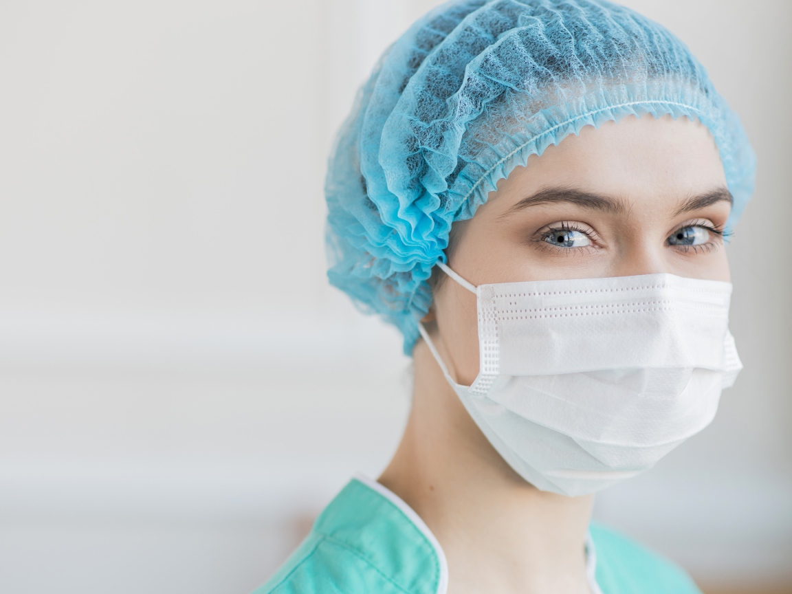 Девушка медсестра в маске в больнице 