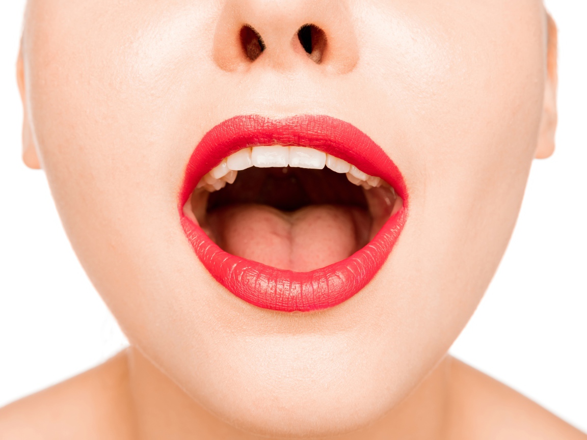 Девушка с красными губами открыла рот 