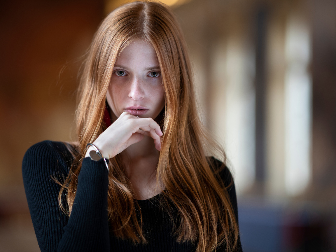 Милая девушка с длинными волосами без макияжа 