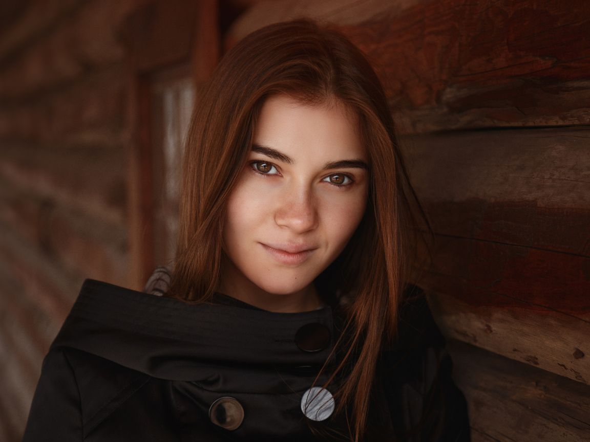 Настоящая девушка в черном плаще