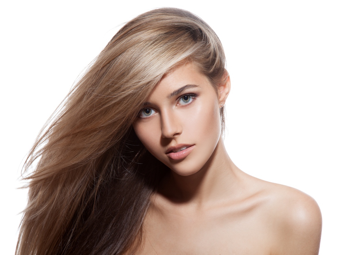 Настоящая молодая девушка блондинка с длинными волосами