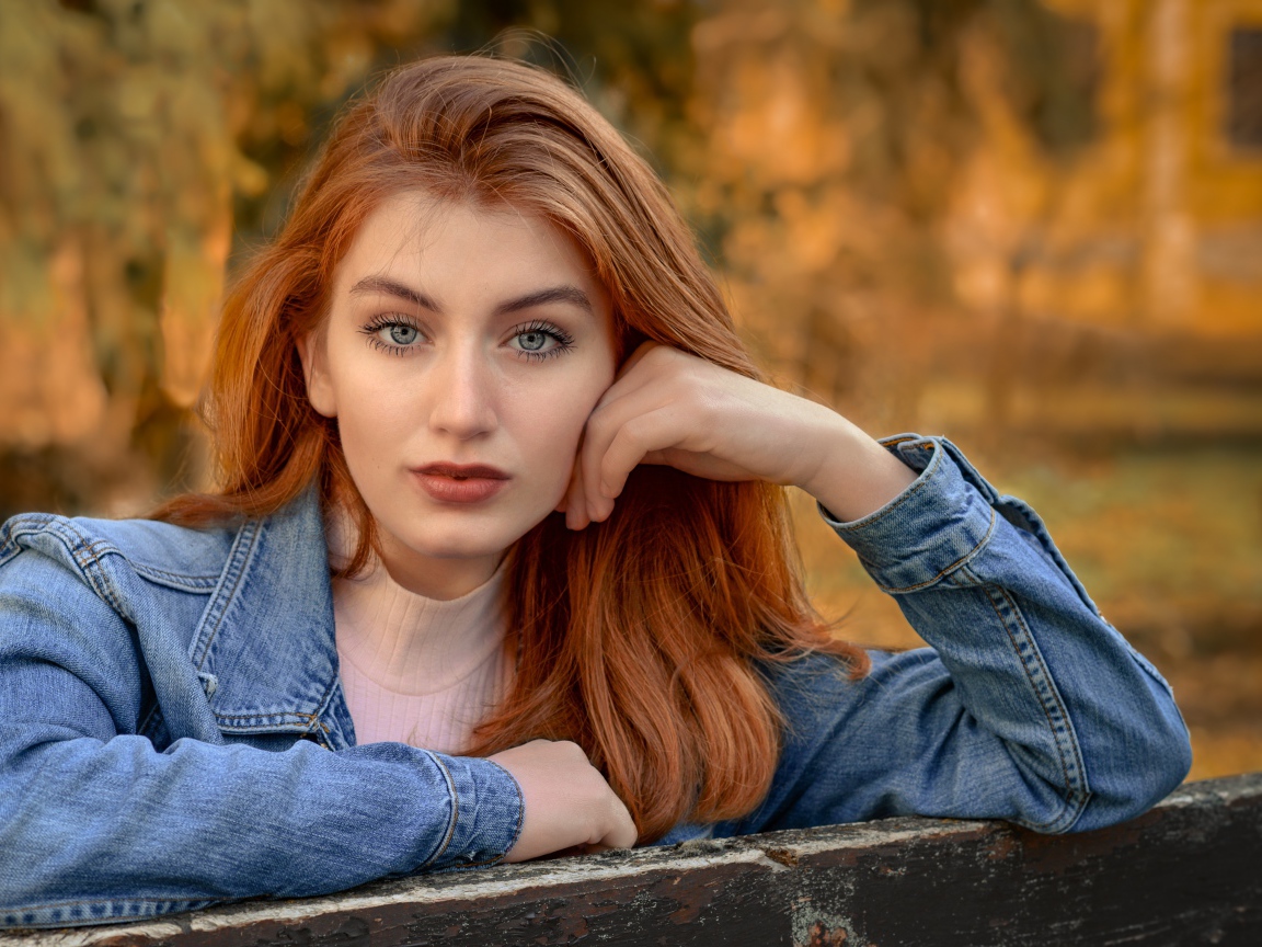 Рыжеволосая девушка в джинсовой куртке 