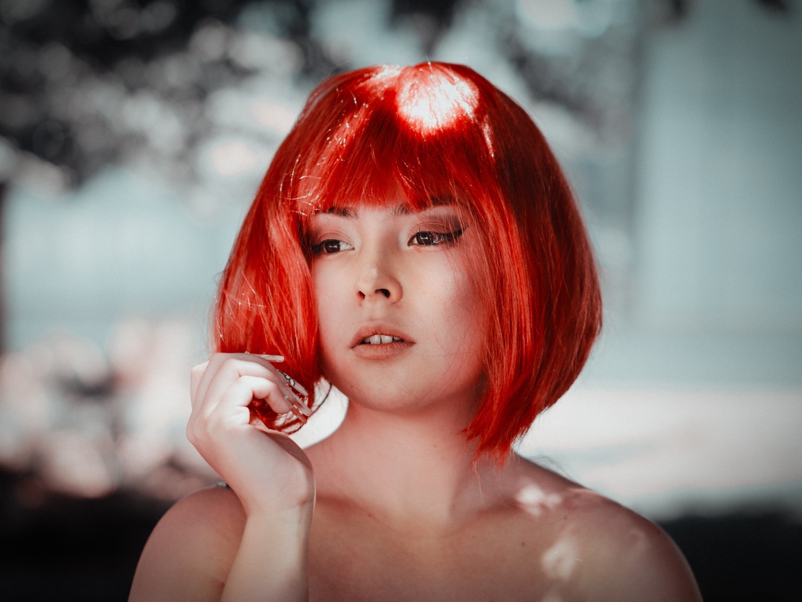 Грустная рыжеволосая девушка с карими глазами