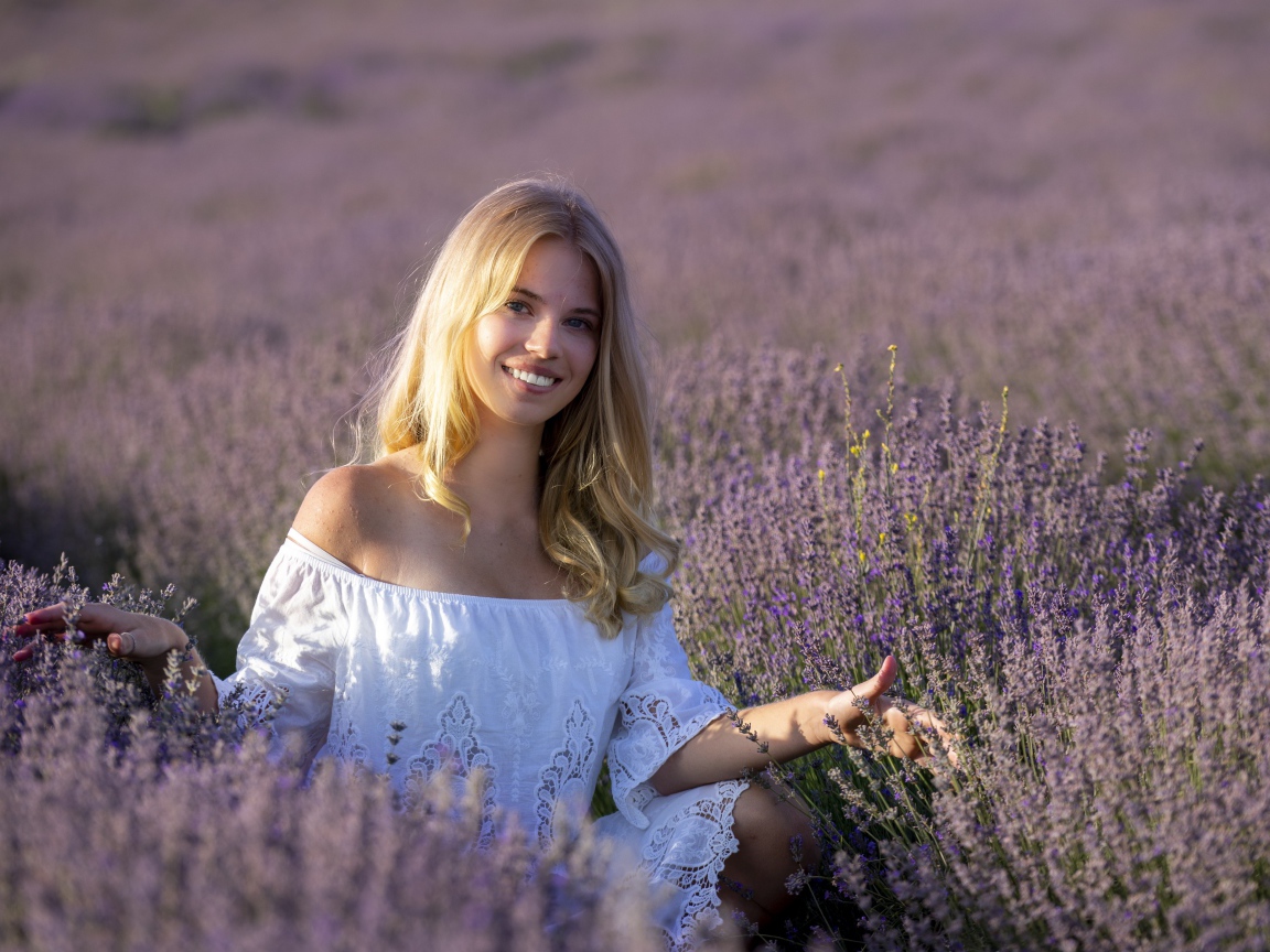 Улыбающаяся девушка в белом платье на лавандовом поле 