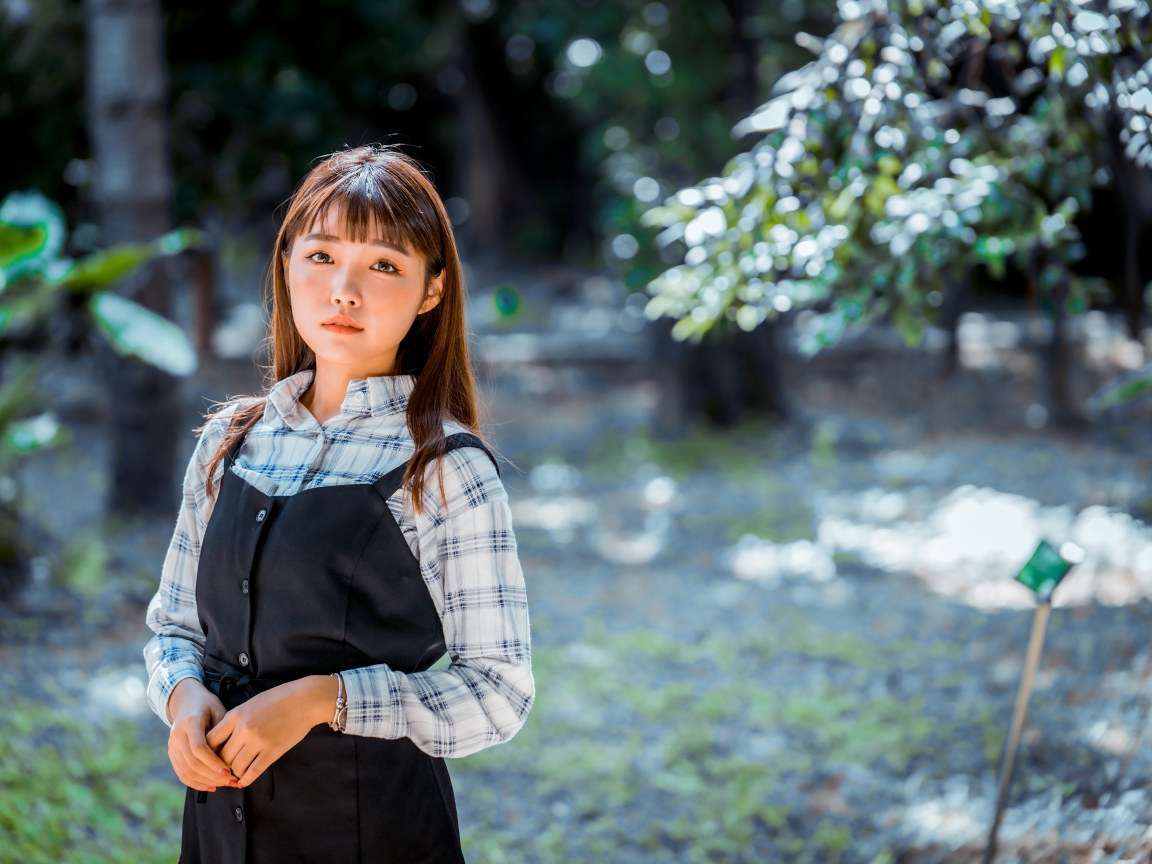 Молодая девушка в черном сарафане и рубашке 