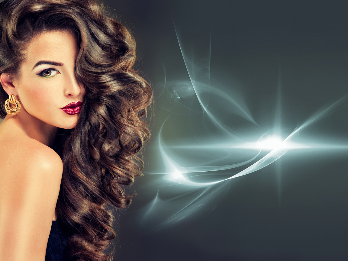 Молодая эффектная девушка с красивыми длинными волосами