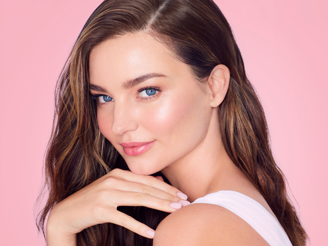 Австралийская модель Миранда Керр на розовом фоне