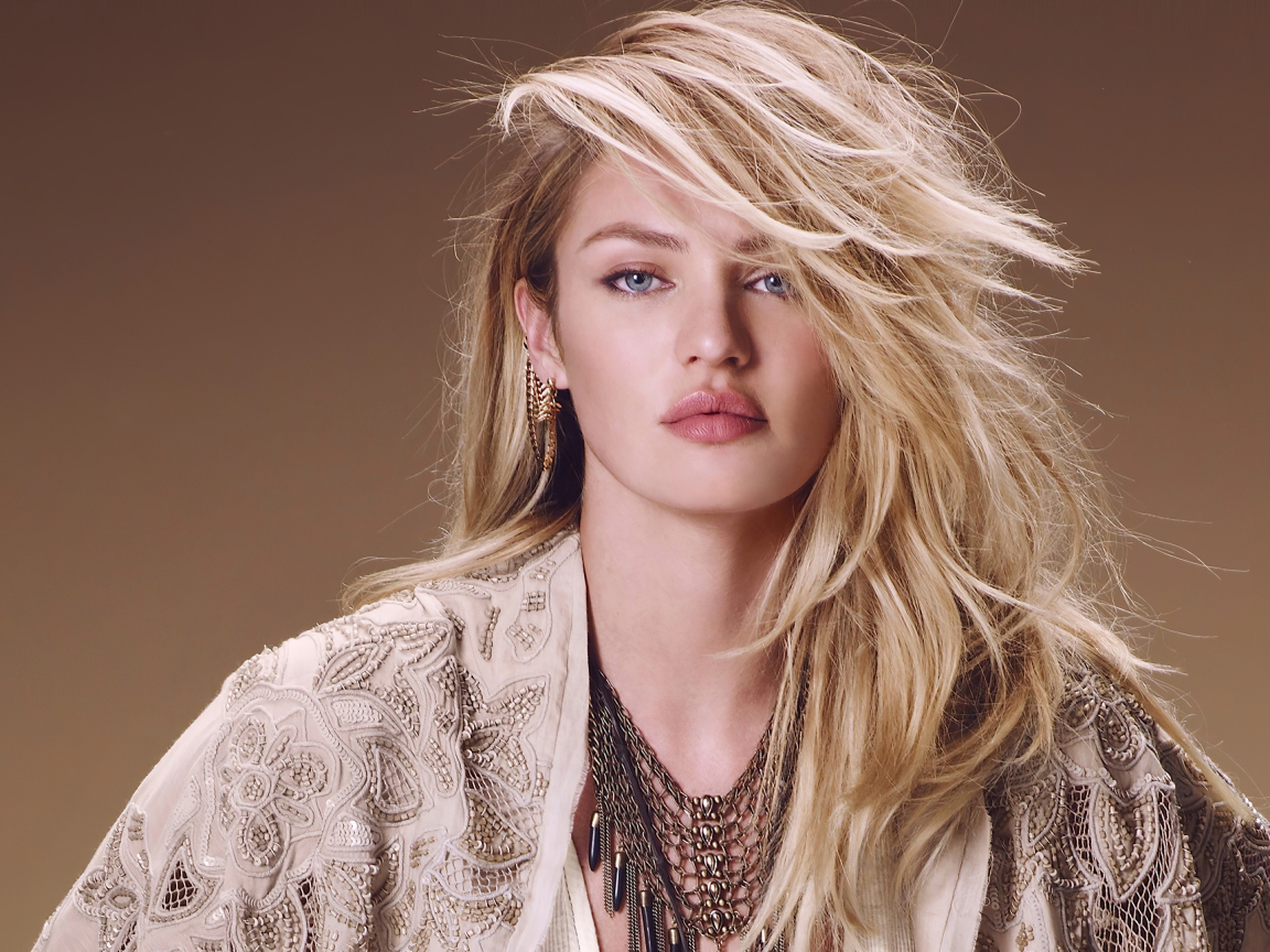 Модель Кэндис Свейнпол с голубыми глазами 