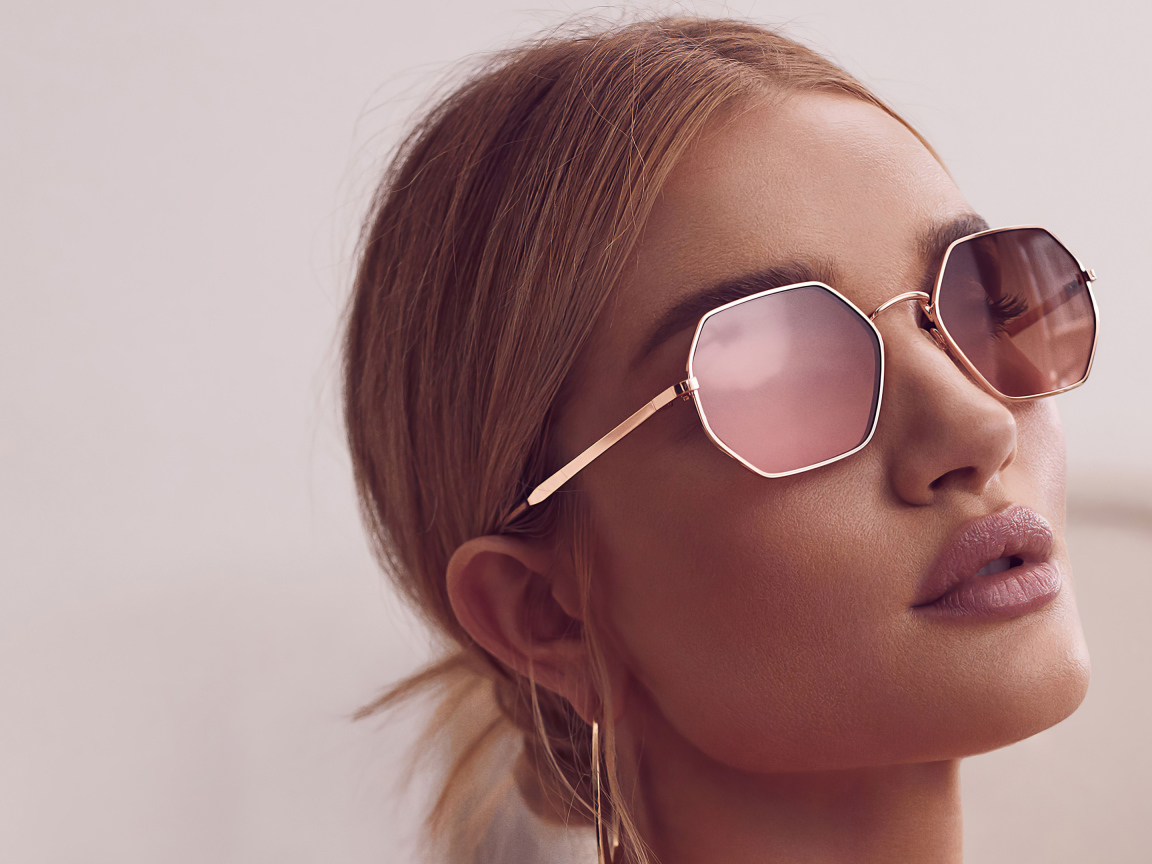 Модель Роузи Хантингтон-Уайтли в очках крупным планом
