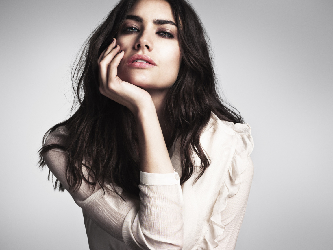 Южноафриканская модель Лорен Меллор на сером фоне