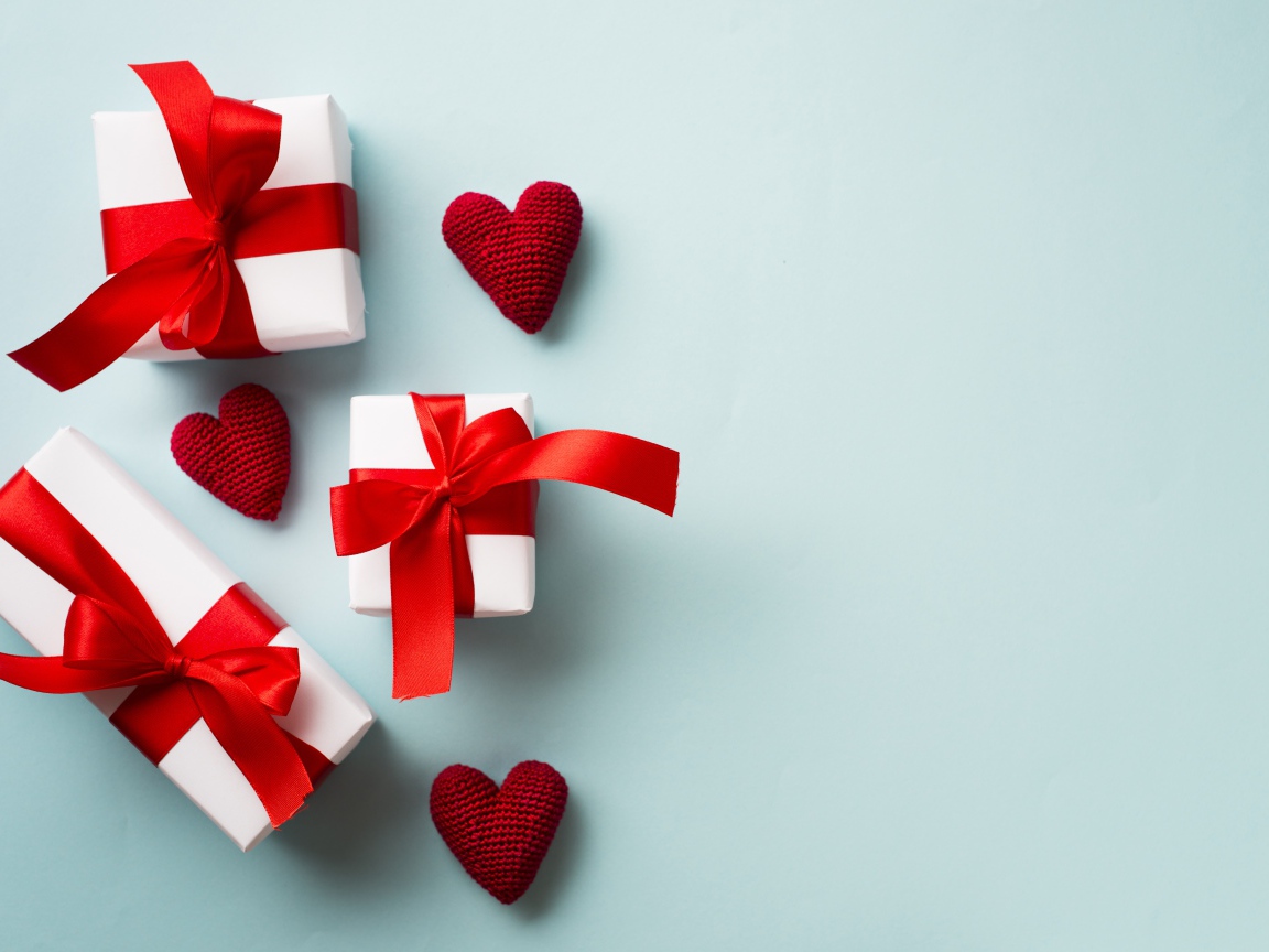 Подарки с красными сердечками на голубом фоне