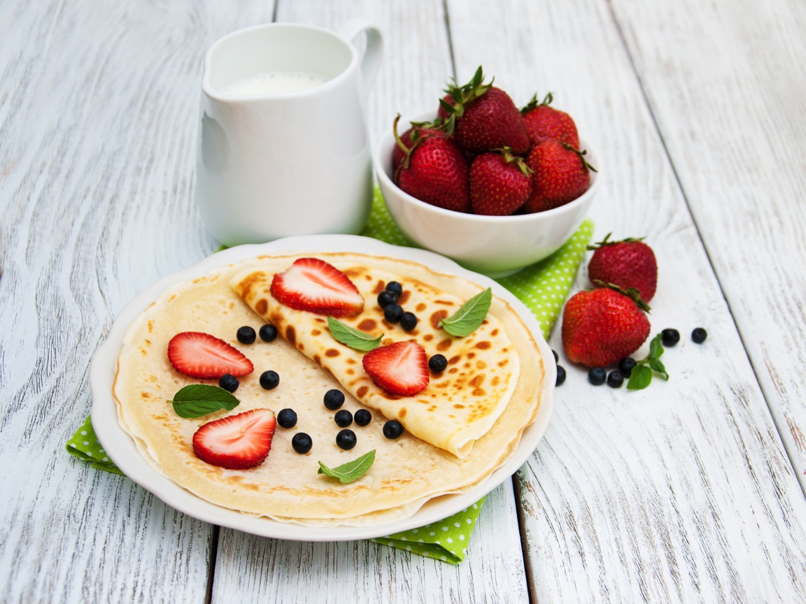 Тонкие блины с ягодами черники и клубники на праздник Масленица 2020