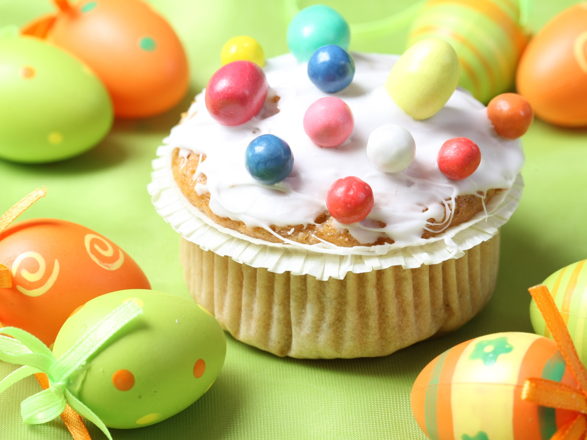 Вкусный кулич на столе с яйцами на Светлый праздник Пасха