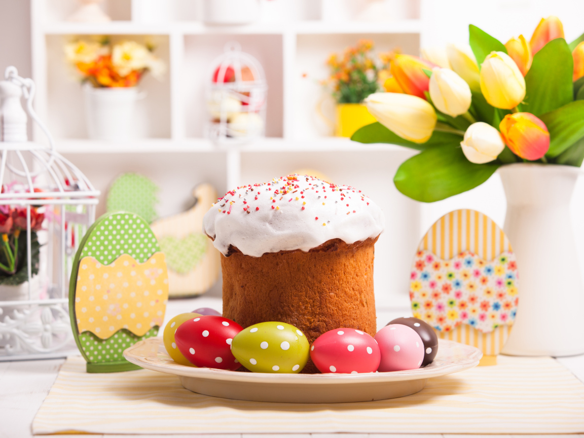 Кулич с яйцами на столе с букетом цветов на праздник Светлой Пасхи