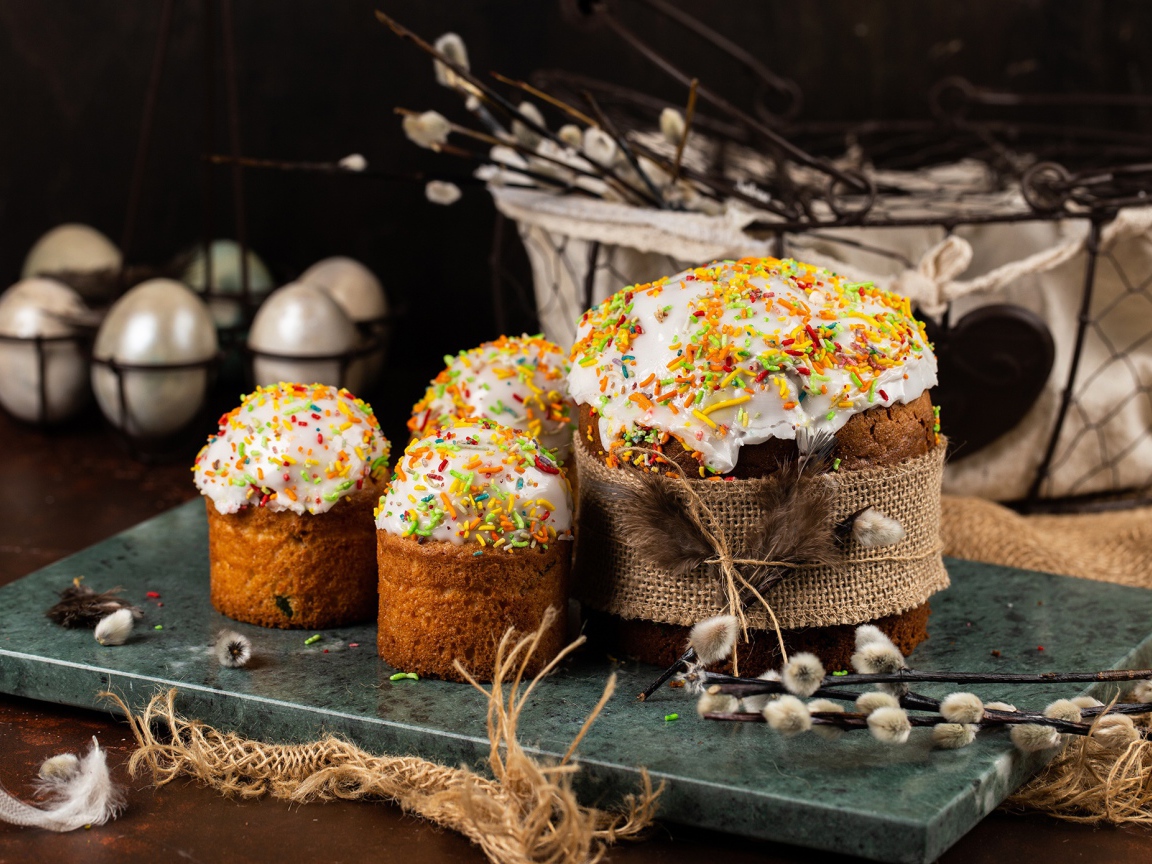 Пасхальные куличи на столе с ветками вербы на праздник 