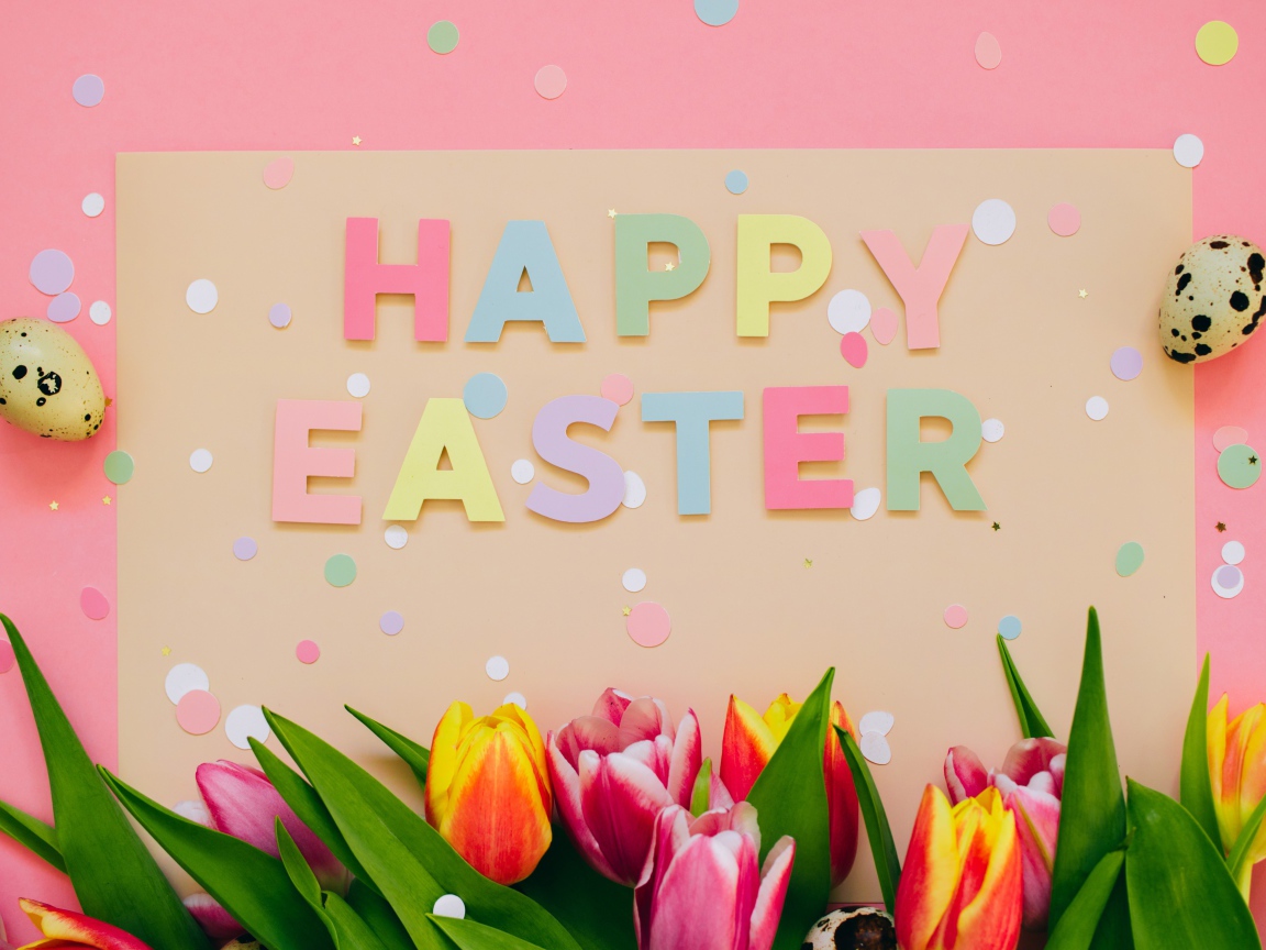 Надпись Счастливой Пасхи на столе с тюльпанами