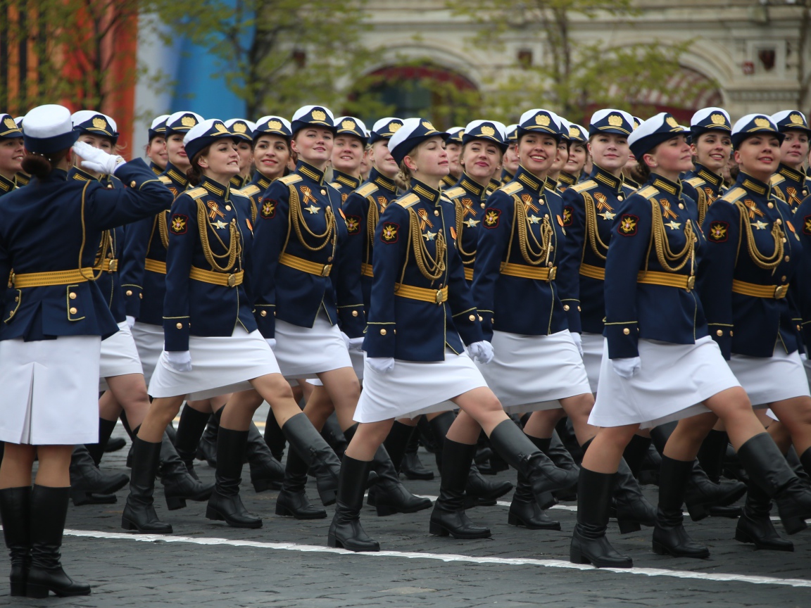 Девушки в форме на параде ко дню Победы 9 мая