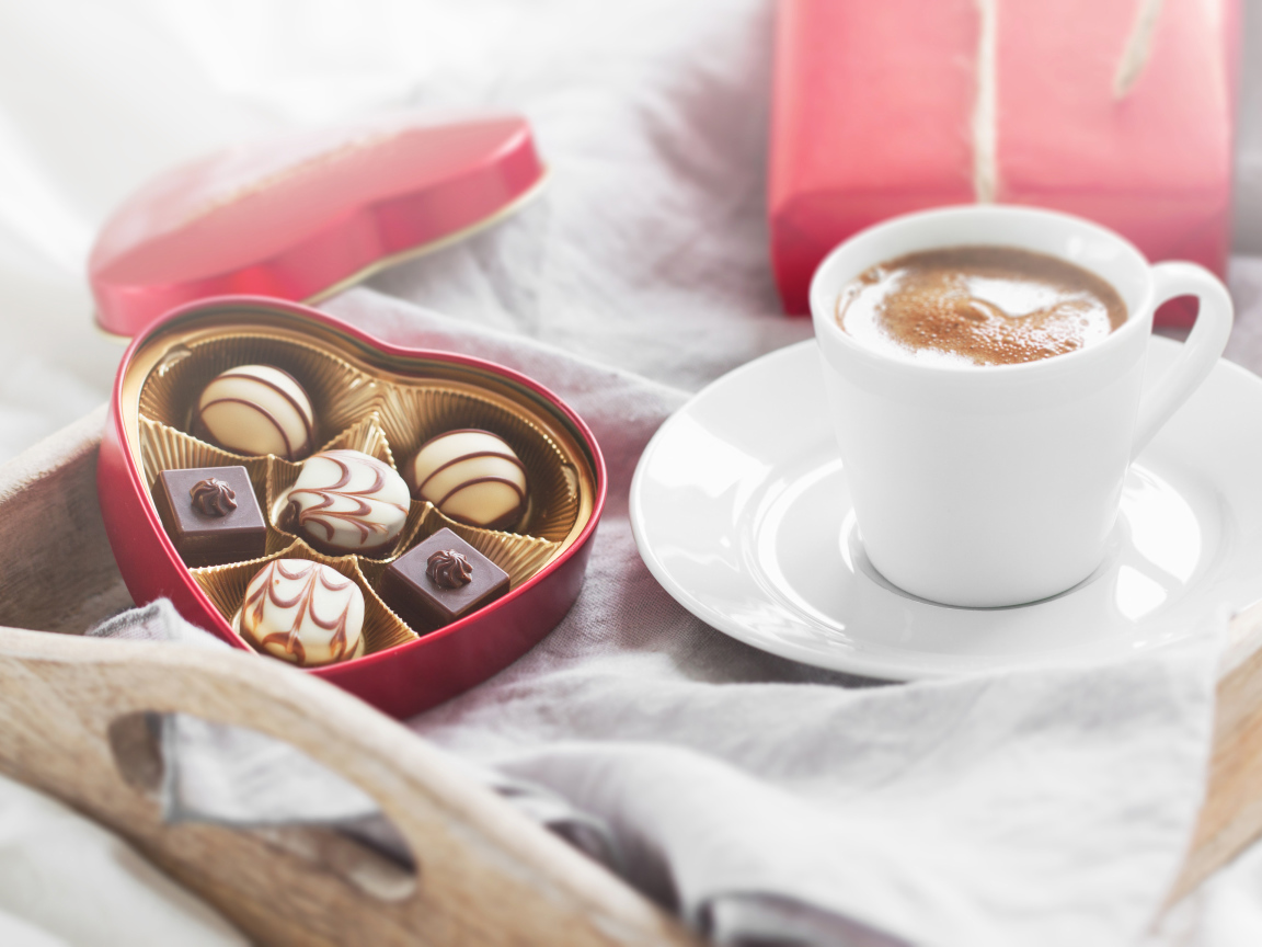 Чашка кофе и коробка конфет для любимой на 14 февраля 