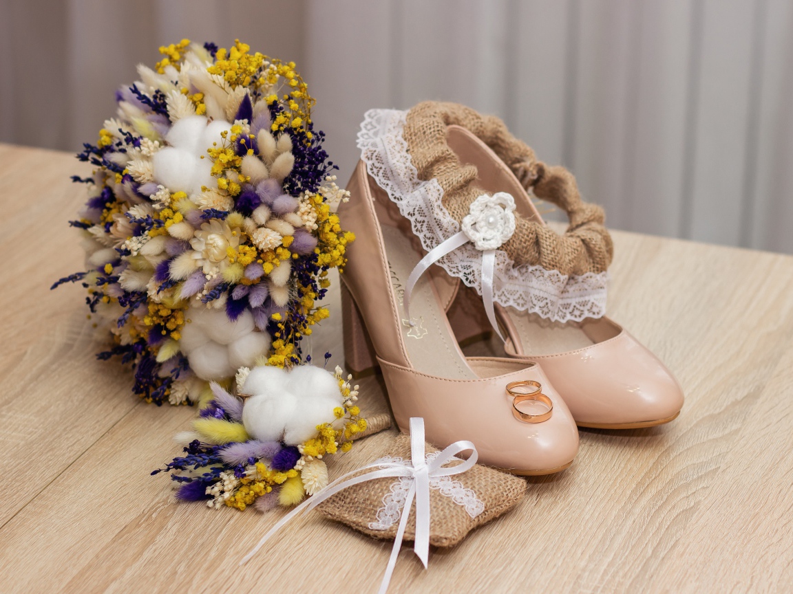 Букет цветов, туфли и обручальные кольца 