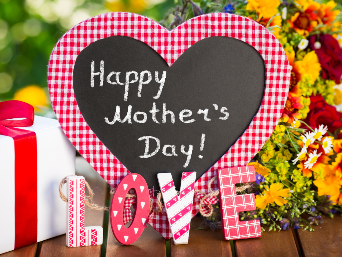 Большое сердце и надпись LOVE на день матери 