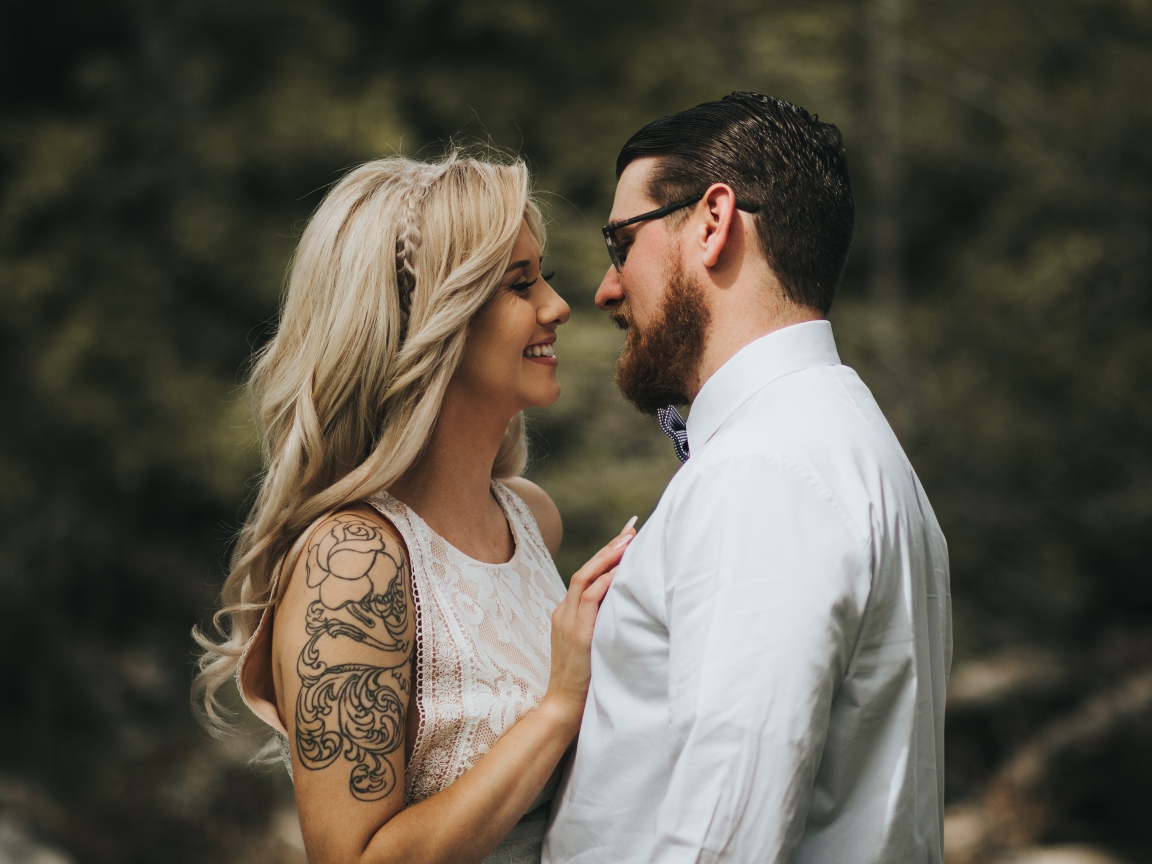 Влюбленная пара в белых нарядах 