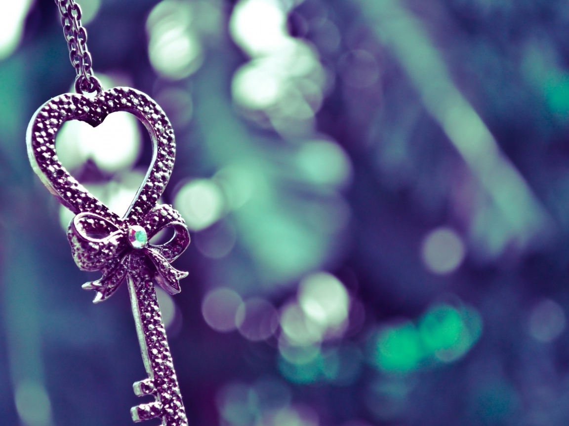 Подвеска в форме ключа с сердцем