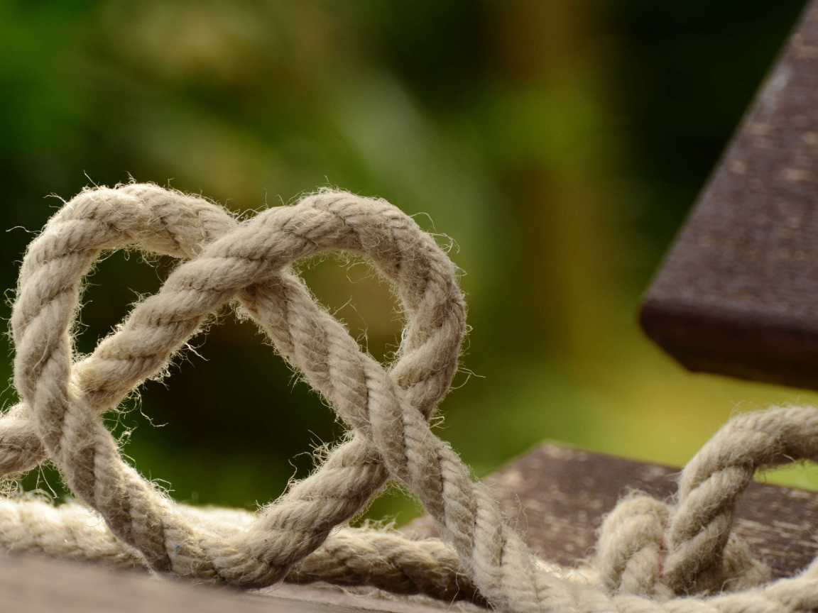 Сердце из бечевки на лавке 