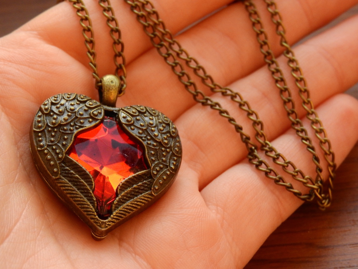 Кулон в форме сердца на ладони 