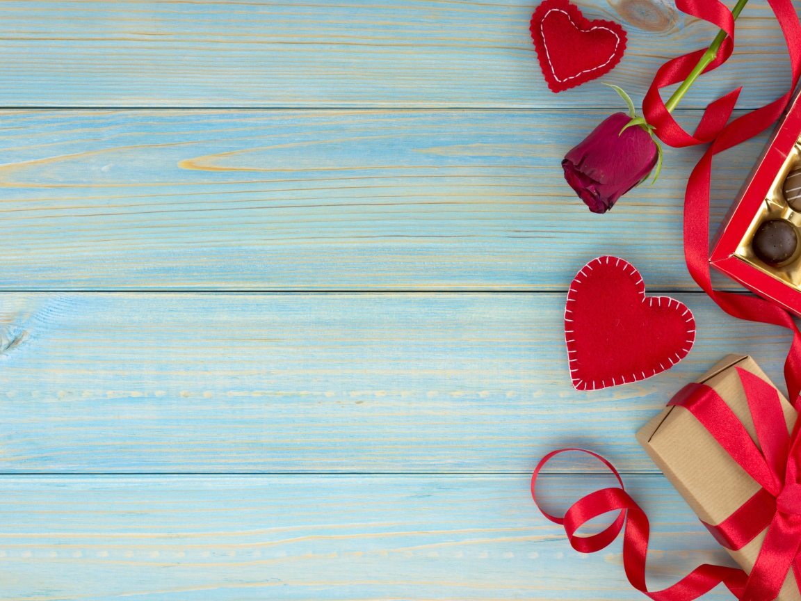 Роза, подарок, сердечки и конфеты для любимой на голубом фоне