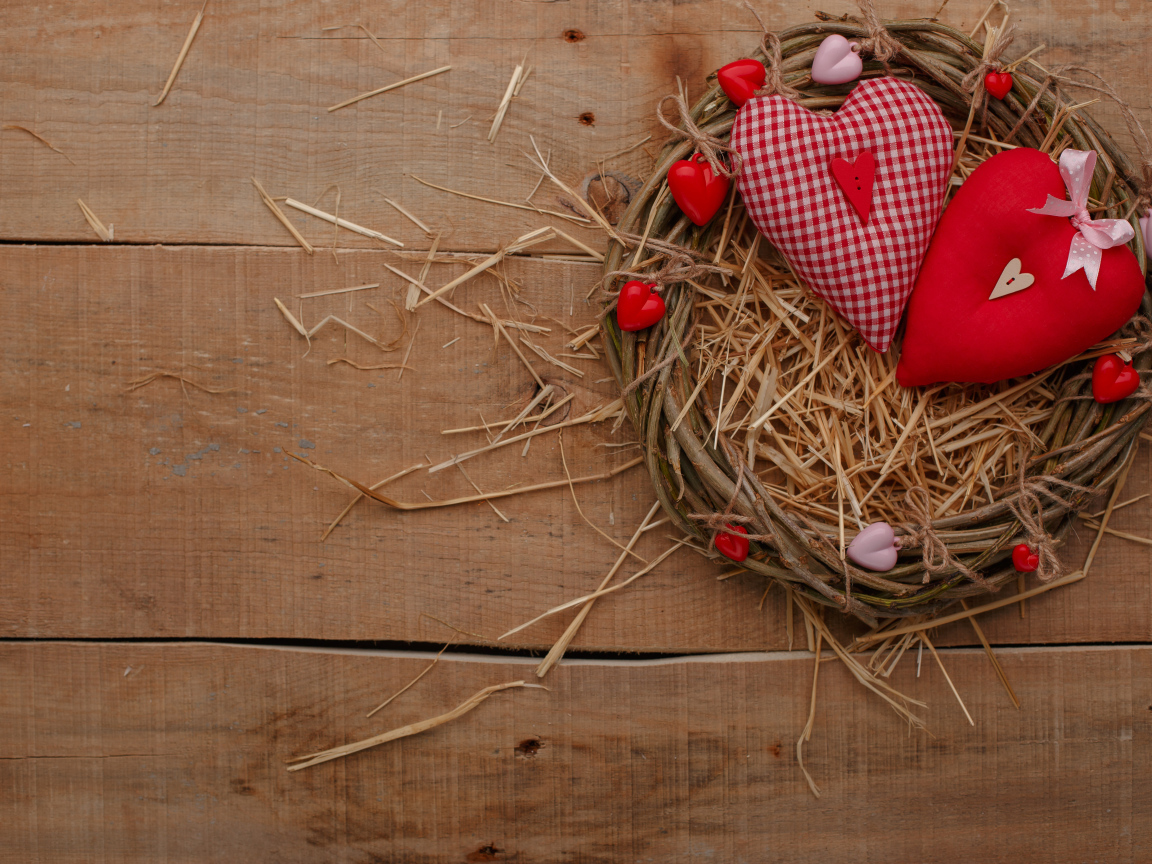 Два сердца из ткани на столе в гнезде 